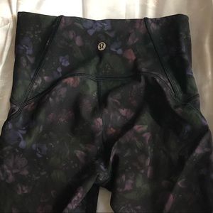 Lululemon capris size 4 Flower color